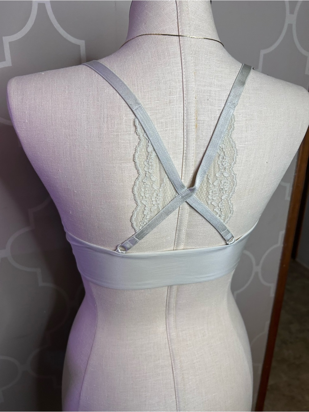 Victoria's Secret Light Gray Front-Closure T-Shirt Bra - Picture 4 of 6